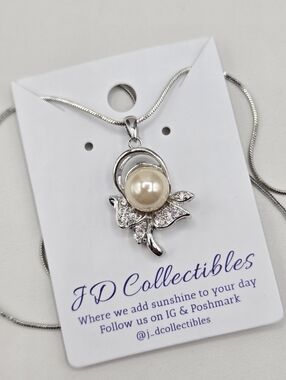 Swarovski Crystal Elements Silver Flower Necklace Ivory Pearl 18 - 20 inch